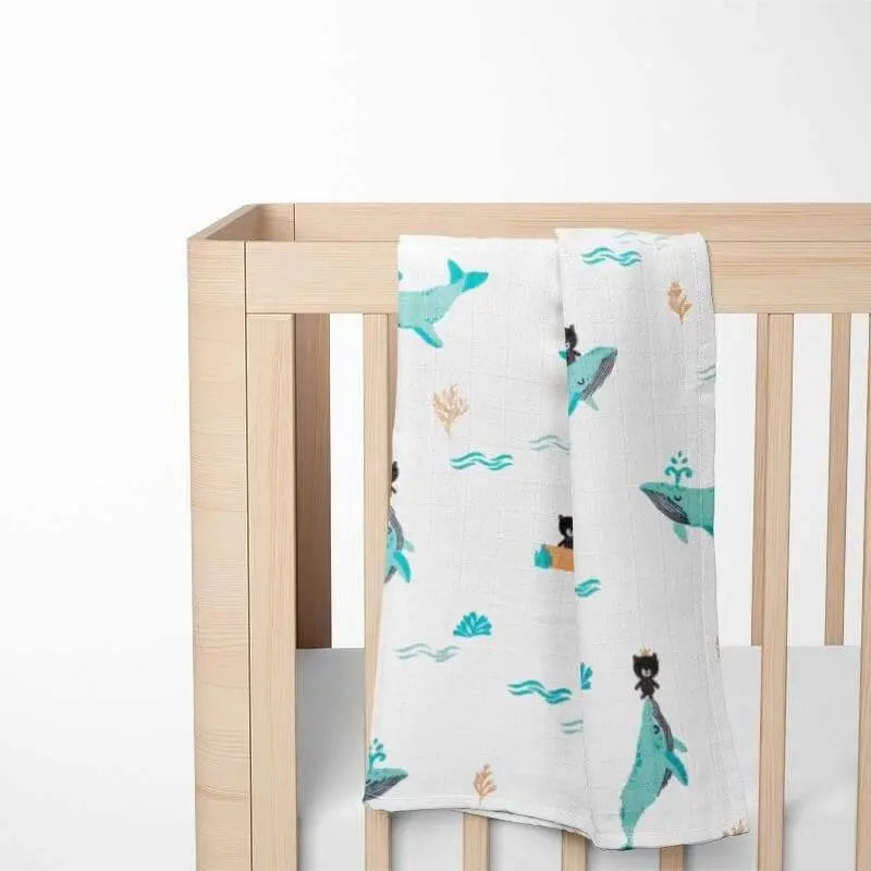 Babydecke - Spielender Bär und Wal Mulltuch hängend am Babybett
