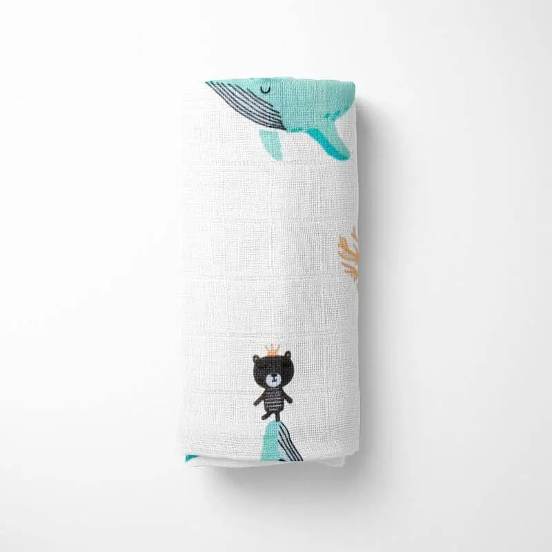 Babydecke - Spielender Bär und Wal Mulltuch zusammengerollt