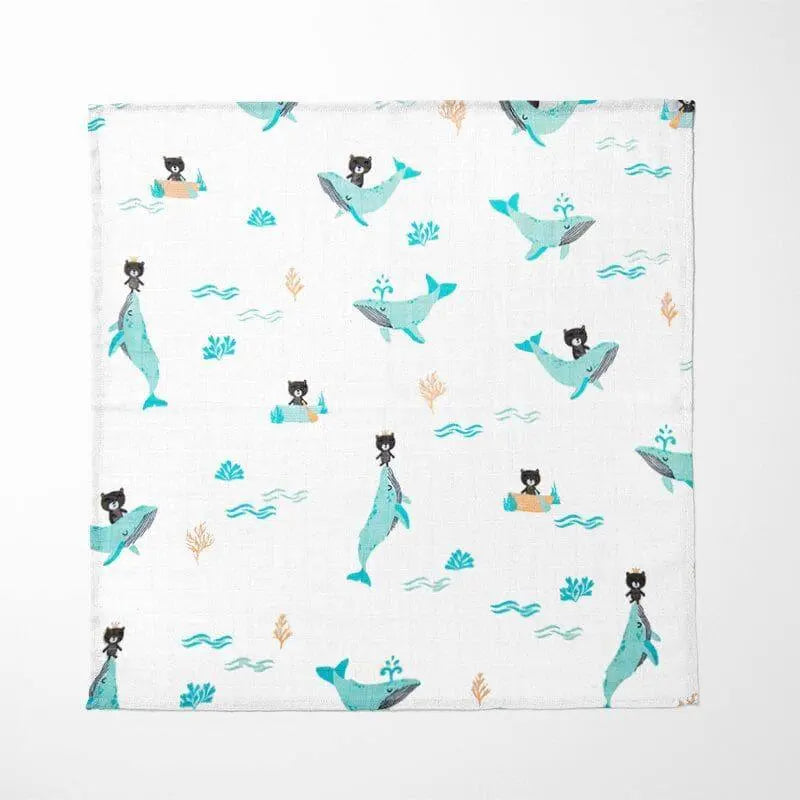 Babydecke - Spielender Bär und Wal Mulltuch flach ausgebreitet