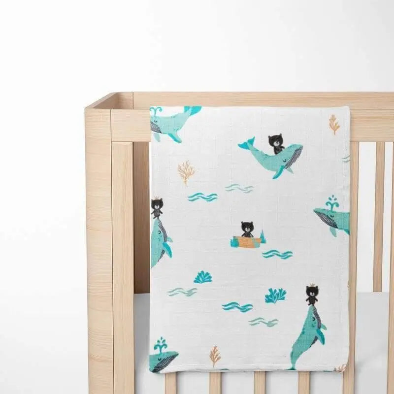 Babydecke - Spielender Bär und Wal Mulltuch gerade hängend am Babybett