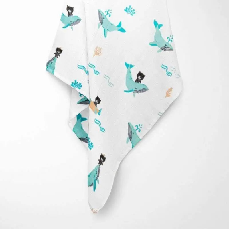 Babydecke - Spielender Bär und Wal Mulltuch frei hängend